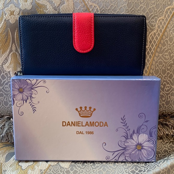 Italian Danielamoda leather wallet - Picture 1 of 9